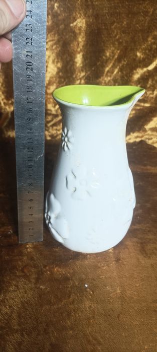 Mały porcelanowy wazonik