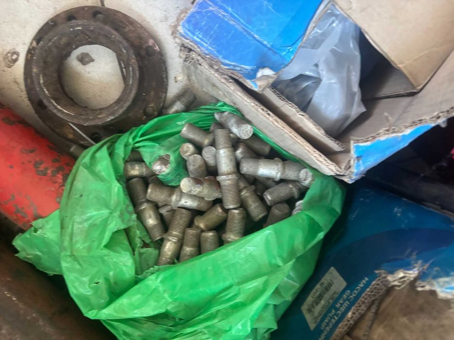 Болти шпильки гайки