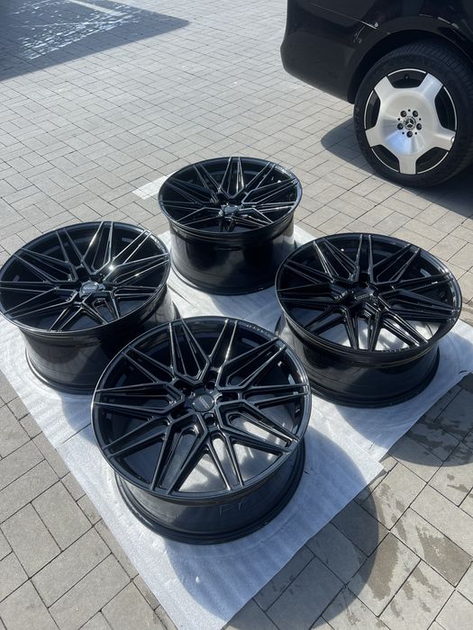 Felgi Vossen HF-7 23" 5x130 Lamborghini Urus / 10.5J & 12J / Gloss Black / Komplet