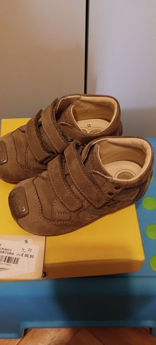 Botas Chicco em pele e sola flexível tamanho 22 para menino