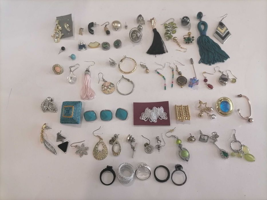 Lote de Bijuteria - 51 Brincos sortidos, 5 Aneis de diversos materiais