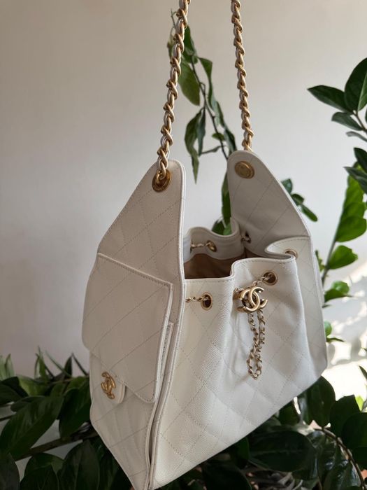 Biala torebka Chanel 25