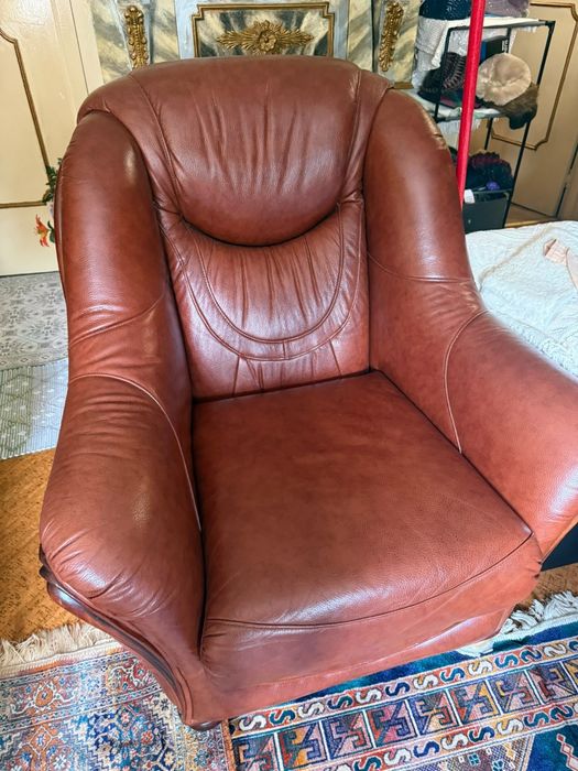 Conjunto Poltrona em pele, mais sofá em pele