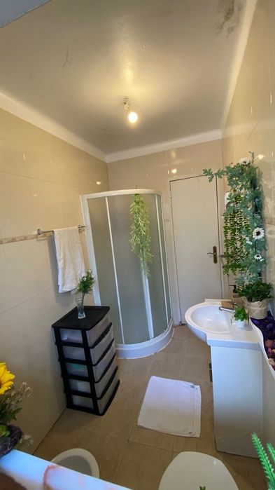Alugo quarto para solteira