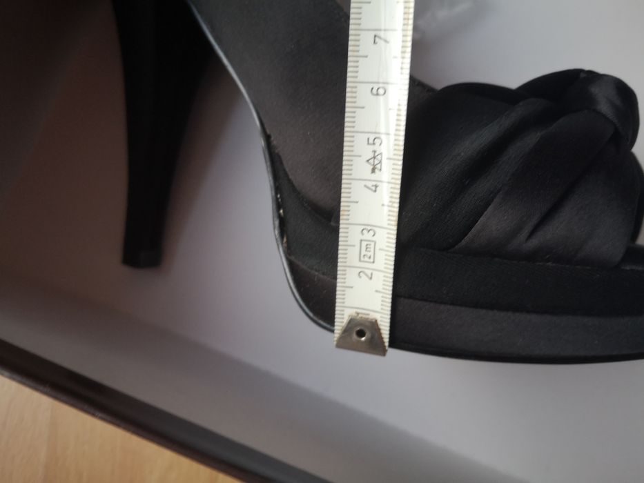 Szpilki czarne satynowe