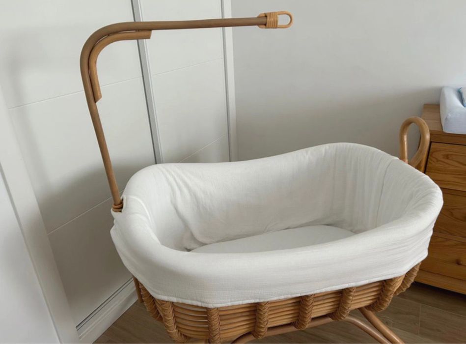 Berço em vime / ratá Zara Home. • Estrutura em verga. • Inclui dossel. • Base com rodízios para facilitar a movimentação.