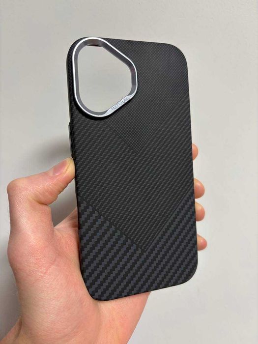 Карбоновый чехол для iPhone 16