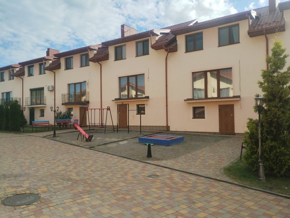 Котедж 3 кімнати, власне подвір'ям, закрита територія