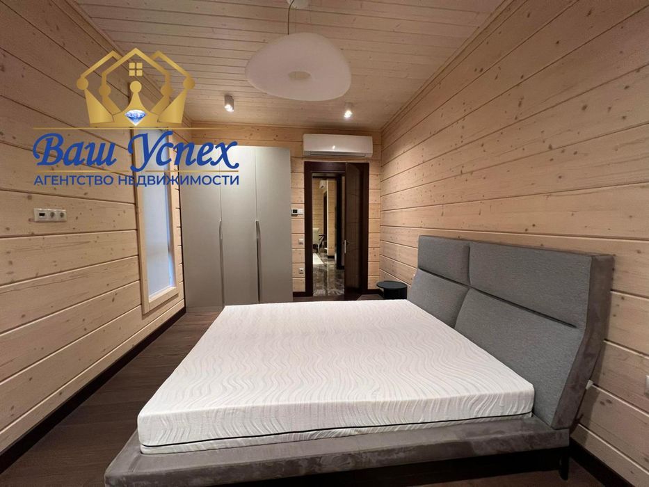 Продажа современного дома в городке с выходом на озеро.