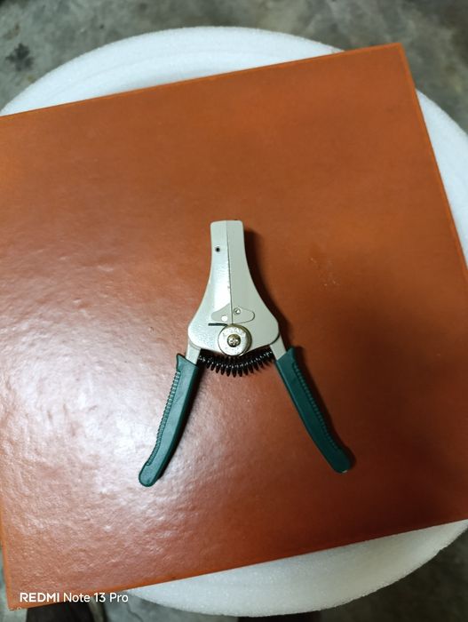 Alicate descascador.