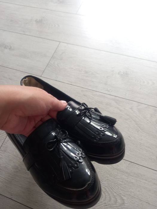 Czarne lakierowane mokasyny
