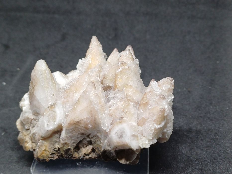 Pieknie wykształcony kalcyt pokryty kryształami selenitu. Meksyk