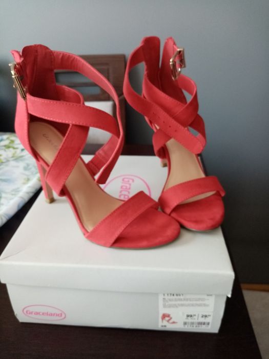 Buty czerwone stan idealny