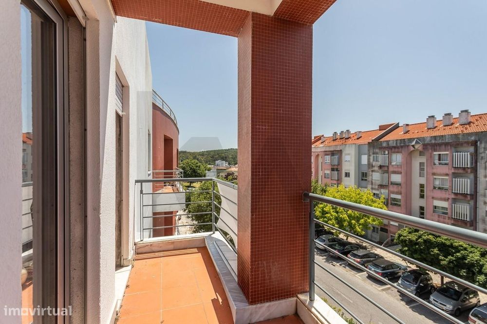 T3 com Varanda e Excelente Luminosidade | Amadora