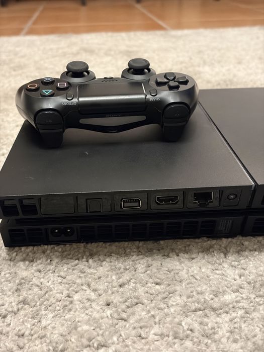 Vendo Playstation 4 com comando preto