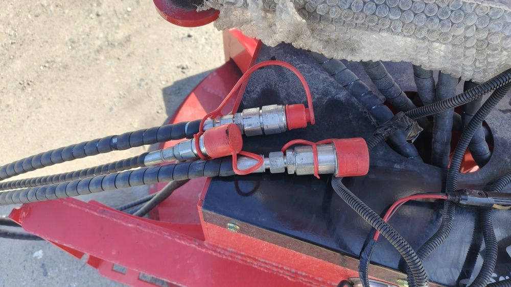 Głowica ścinkowo-pakietująca do biomasy do ładowarek skid-steer