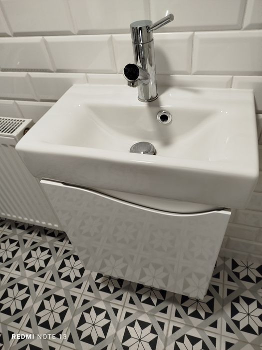 Umywalka z szafką wiszącą