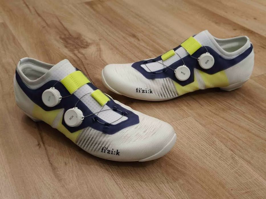 Sapatos de estrada Fizik Vega Carbon modelo 2025 Team Movistar