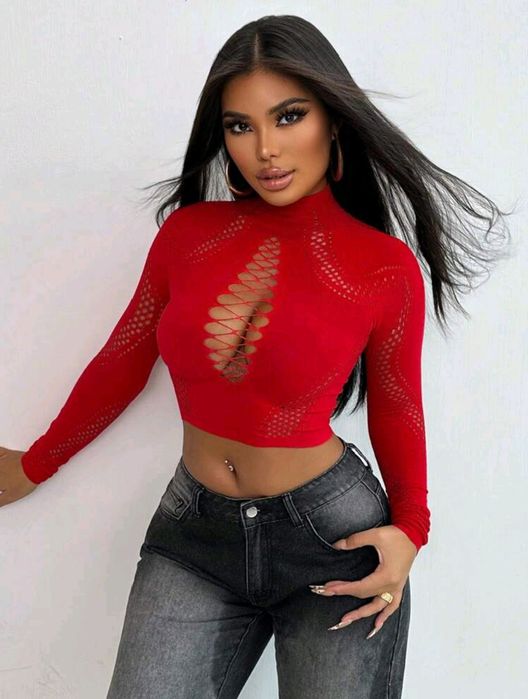 Bluzka czerwona z wycięciami