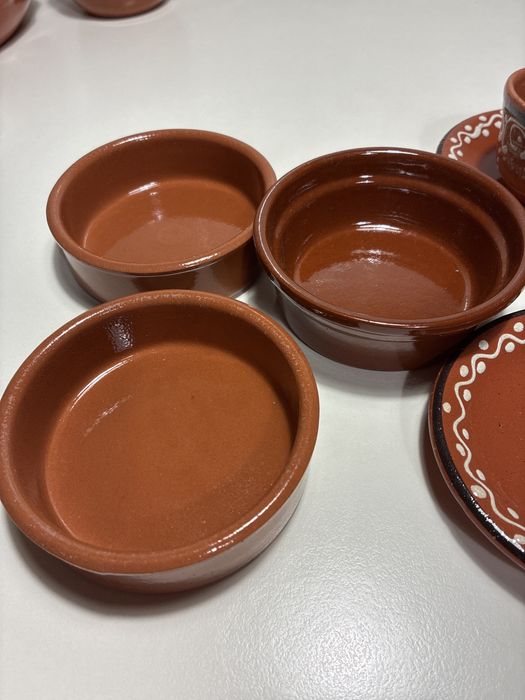 Conjunto, taças e chavenas de café de barro