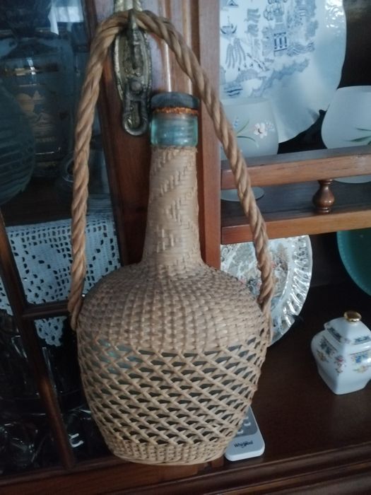 Straw-Wrapped Bottle Stand424126234745917441