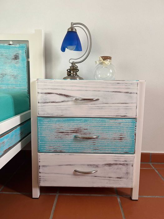 Cama de Solteiro e Mesa de Cabeceira