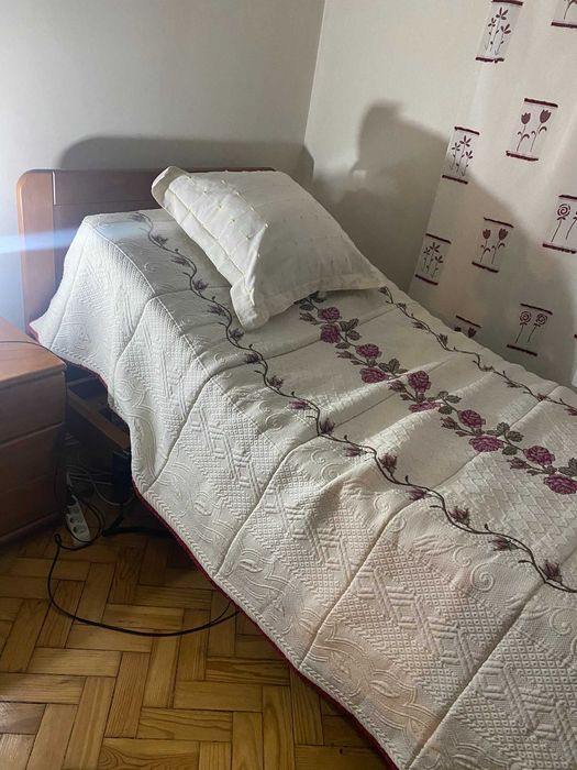 2 Camas Individuais em Madeira – 1 com Estrado Elétrico Articulado