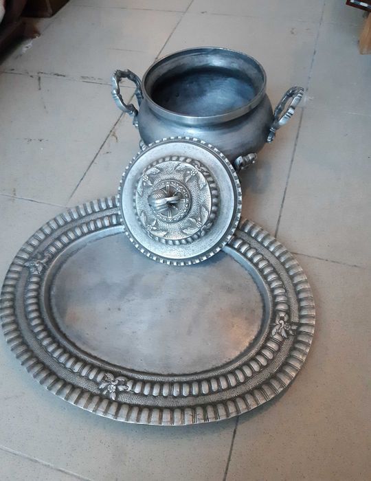 Magnífica Terrina e Travessa em Estanho