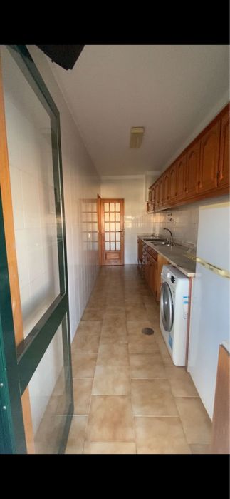T1 arrendamento anual com garagem perto da praia