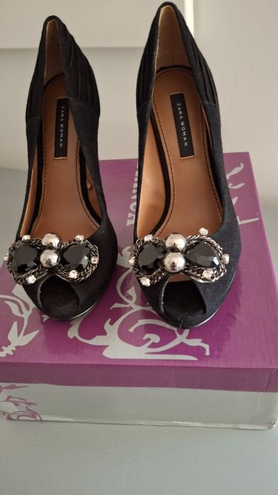 Sapatos elegantes próprios para  festas