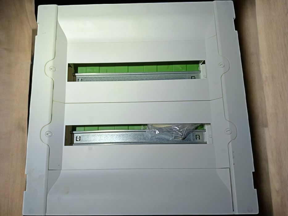 Rozdzielnica podtynkowa Legrand 401757 PRACTIBOX3 2x18 z drzwiami prze