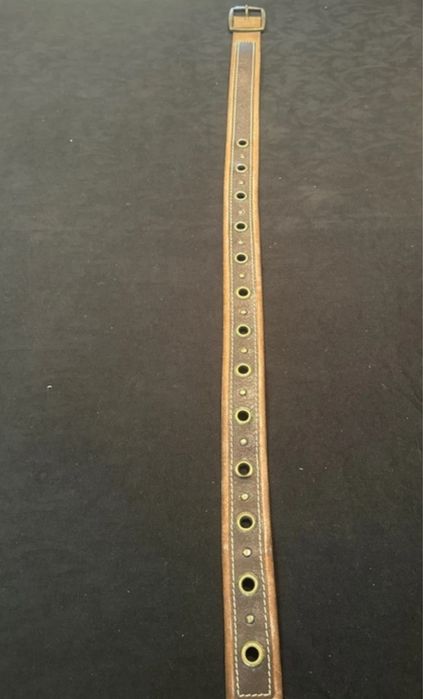 Cinto castanho com argolas largas