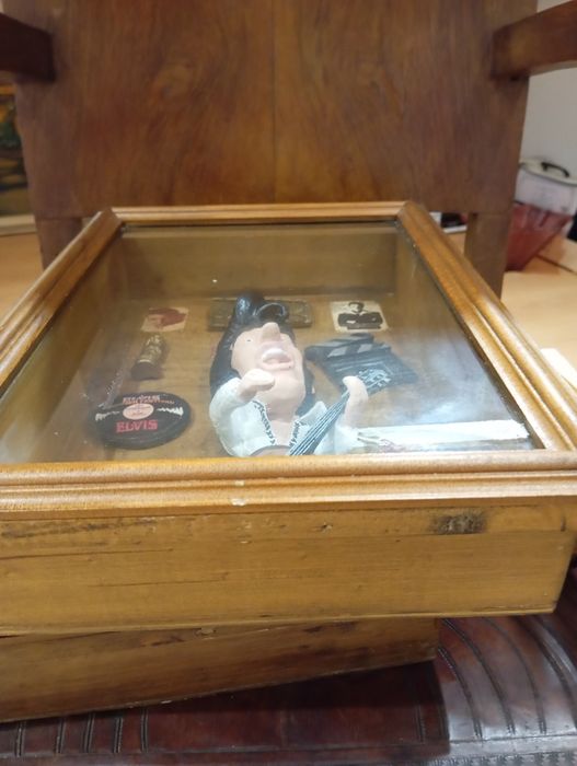 Elvis Presley em imagens 3D, em figura numa moldura em caixa de madeira