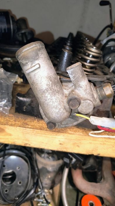 Obudowa termostatu jeep Cherokee xj zj 4,0