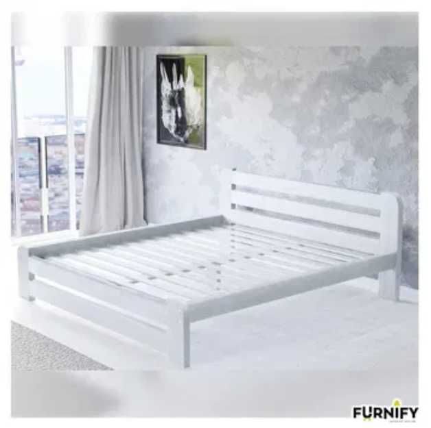 Drewniane łóżko w kolorze naturalnym lub bielone