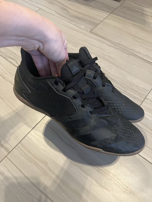 Футзалки adidas.