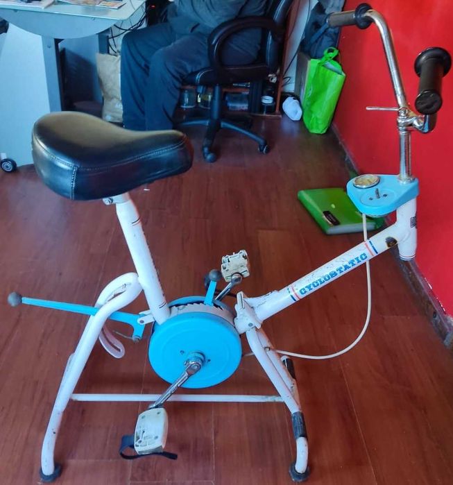 BICICLETA ESTÁTICA da marca CYCLOSTATIC em bom estado