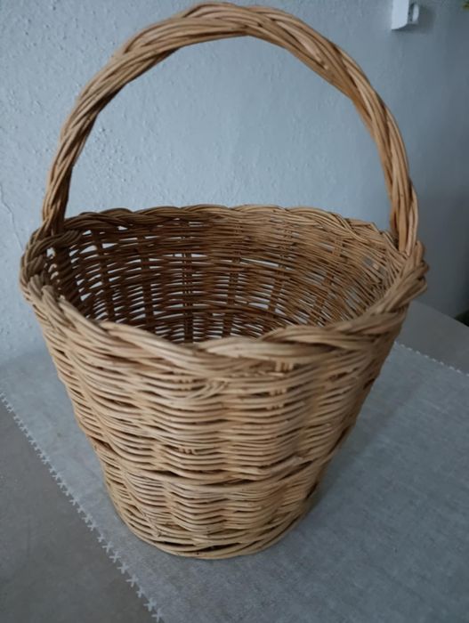Cesta em verga antiga