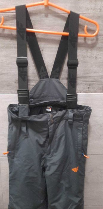 4 F spodnie narciarskie  152 cm