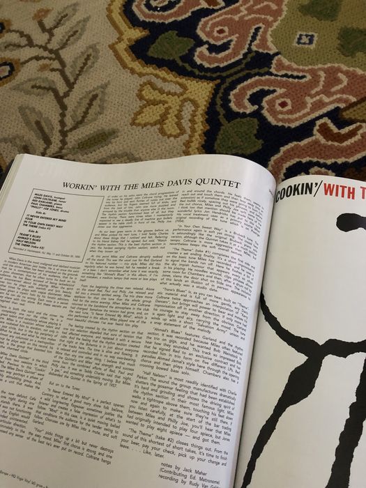 Livro com as capas de vinis de jazz