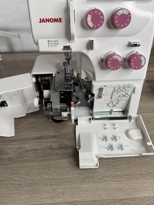 Оверлок Janome 792PG Anniversary Edition (з приставним столиком) — в ідеальному стані