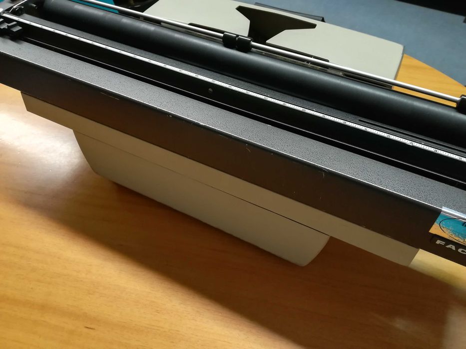 Máquina de escrever a funcionar a 100%