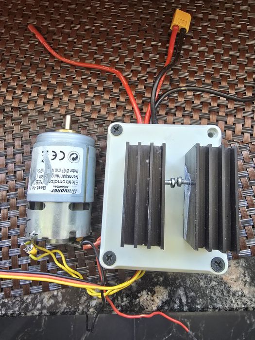 Двигун і регулятор від карпового кораблика Хакер Харківський.