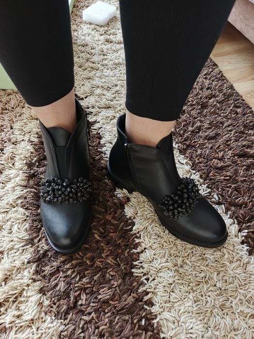 Sprzedam  botki ze śliczną ozdobą