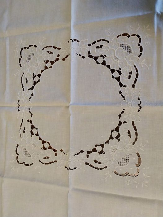 Toalha quadrada nova em linho bordada à mão - 0,82cmx0,82cm.