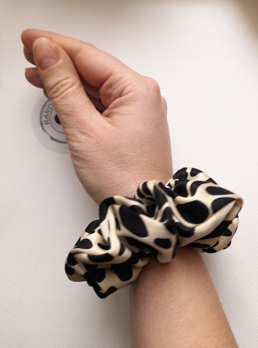 Jedwabna gumka w groszki scrunchie