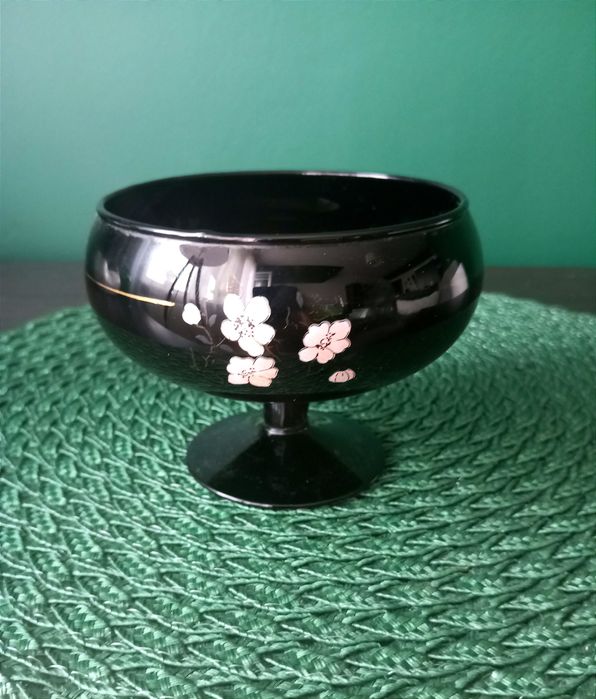 Pucharek z czarnego szkła