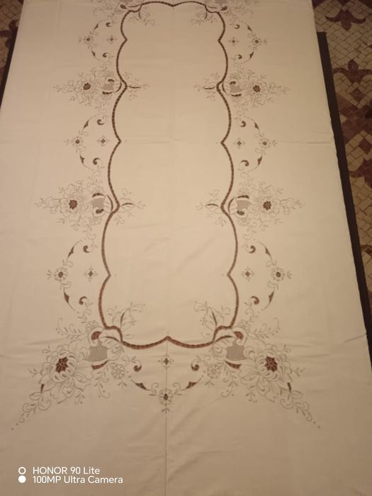 Toalha bordada à mão com 12 guardanapos