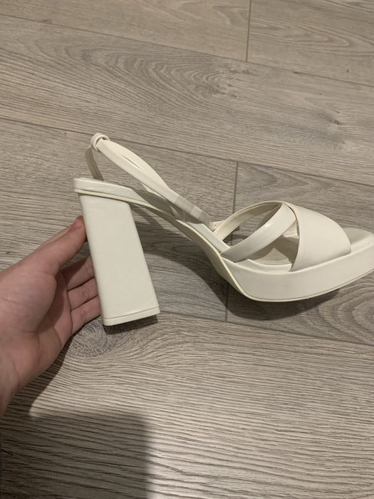 Біленькі каблуки