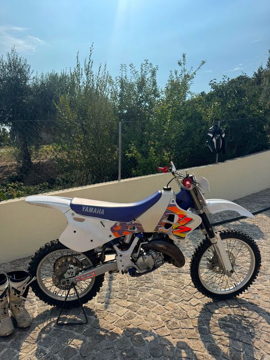 Duas motas de cross suzuki e yamaha